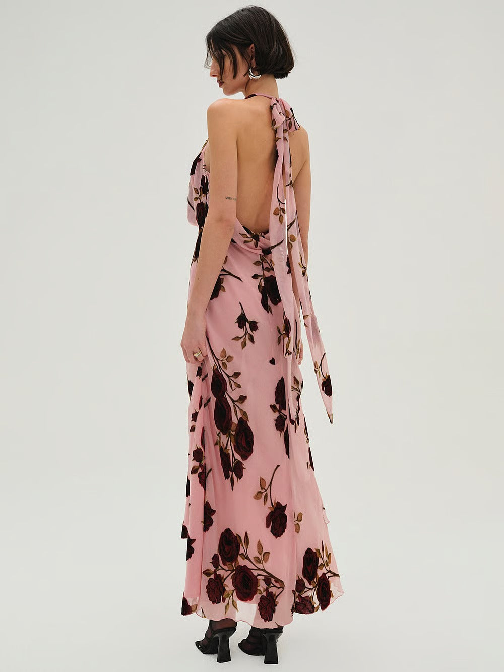 Abito lungo rosa con rose bordeaux e scollo all’americana