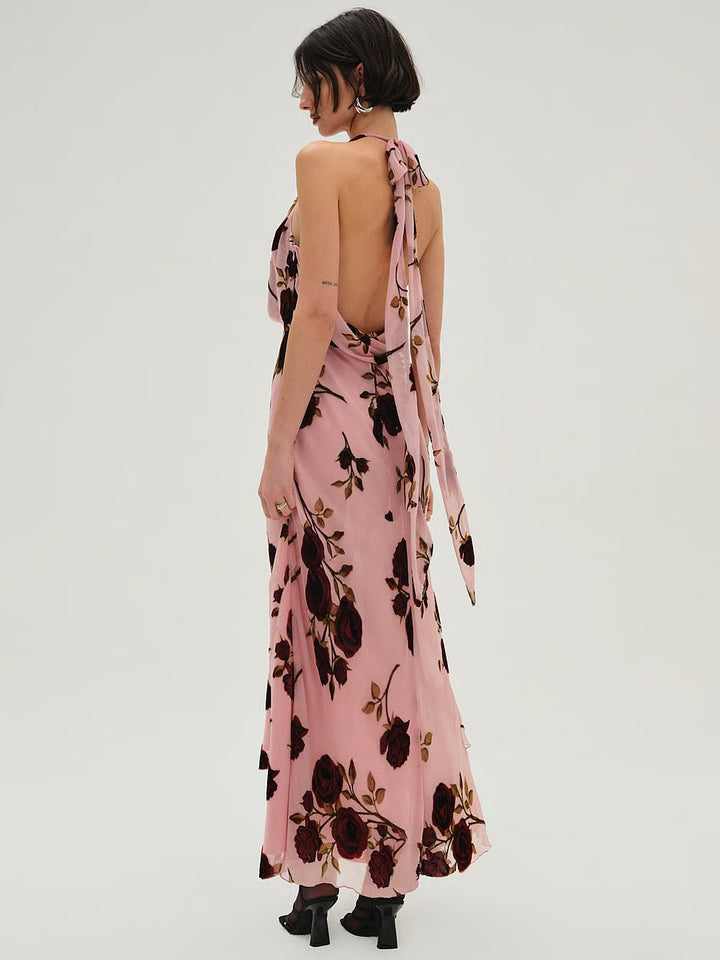 Abito lungo rosa con rose bordeaux e scollo all’americana