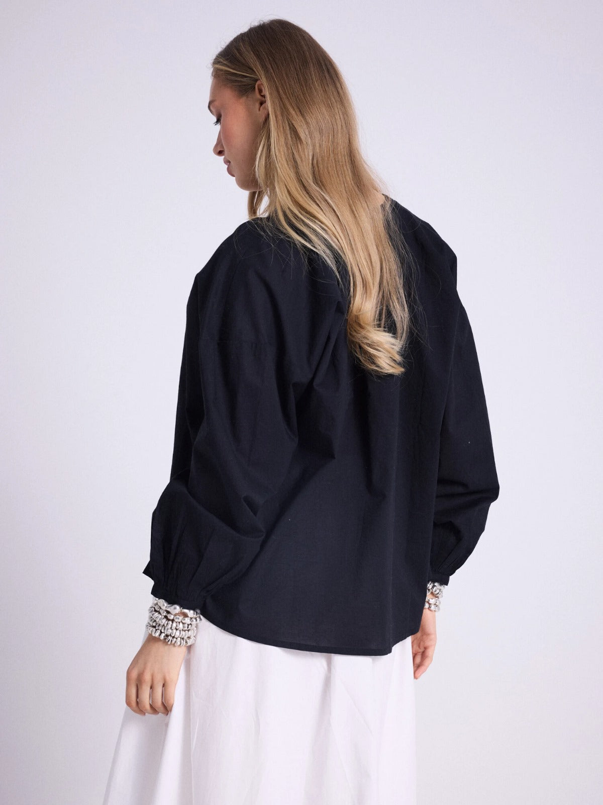 Blusa ascollo a V e maniche a sbuffo