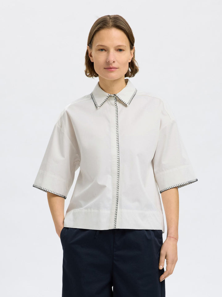 Camicia bianca con dettagli a contrasto