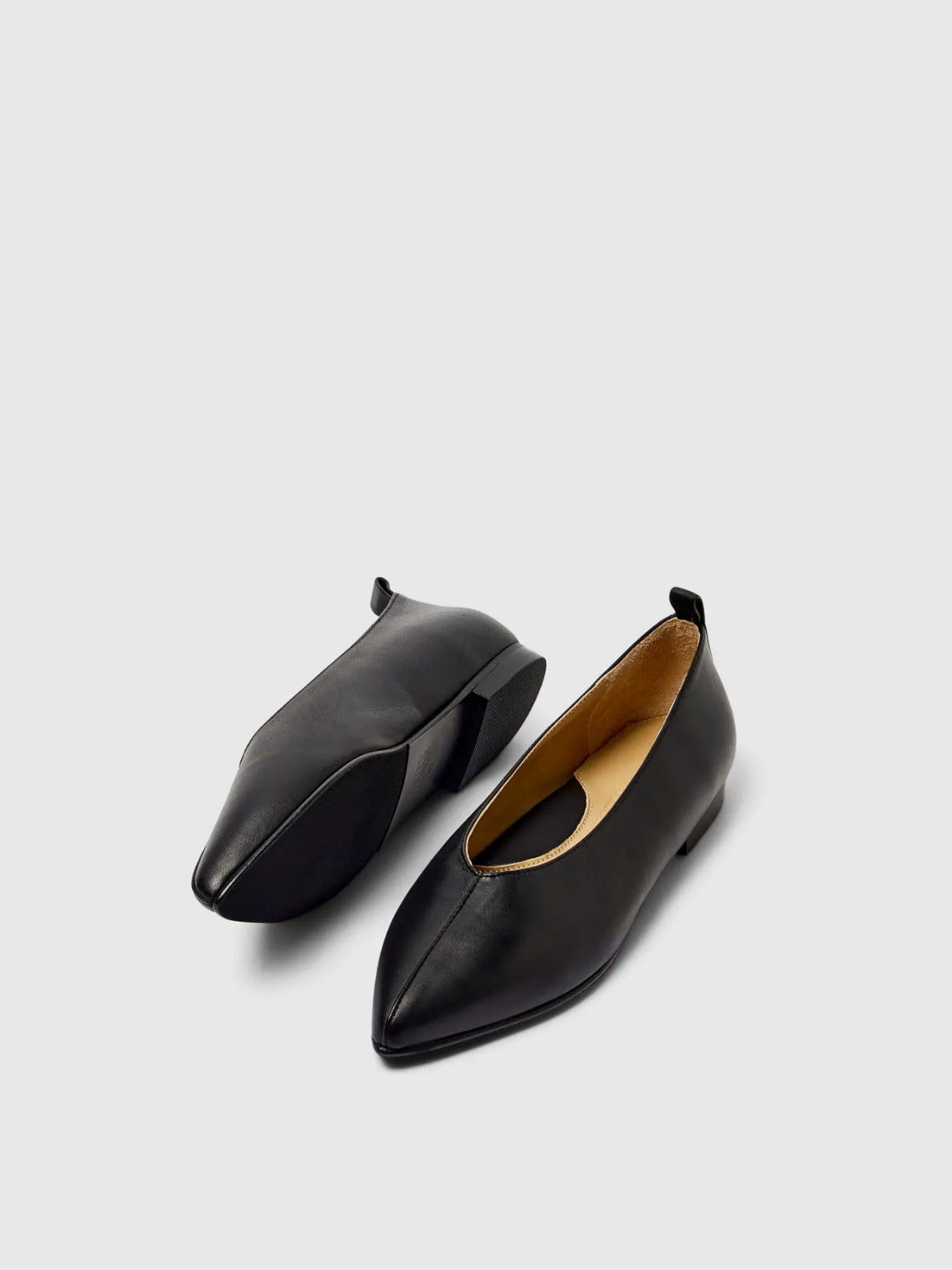 Ballerine nere in pelle a punta