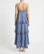 Abito lungo con balze e pizzo