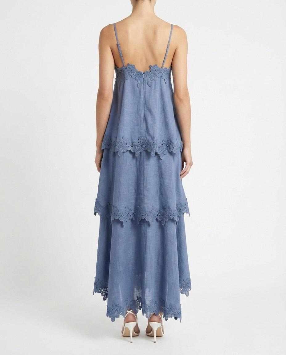 Abito lungo con balze e pizzo