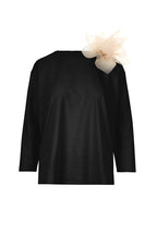 Maglia con fiore in tulle sulla spalla