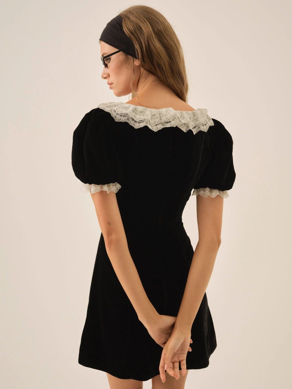 Abito Corto Nero con Colletto in Pizzo