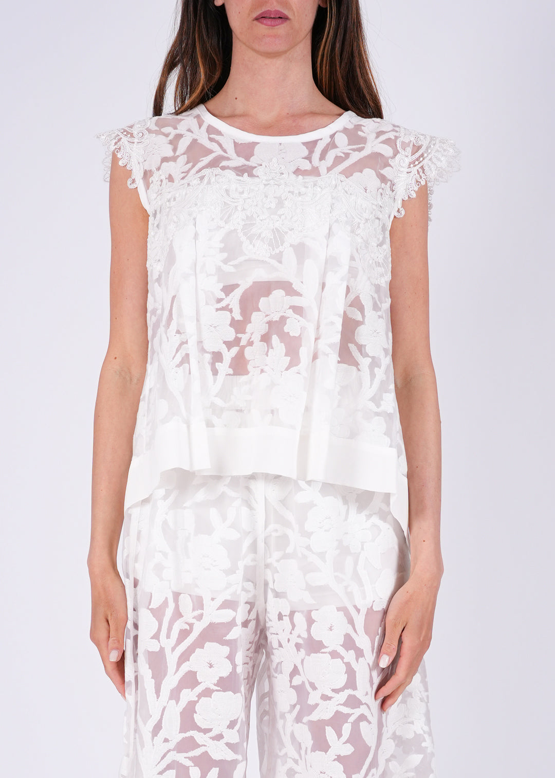 Top in pizzo ricamato con trasparenze floreali