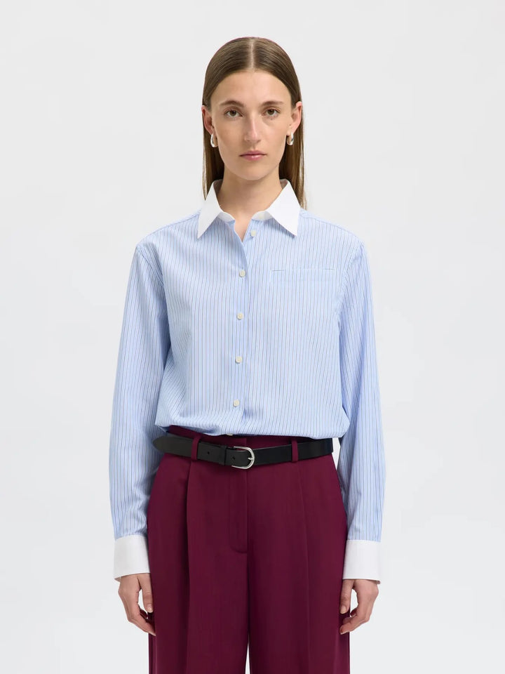 Camicia a righe azzurre con collo e polsini bianchi