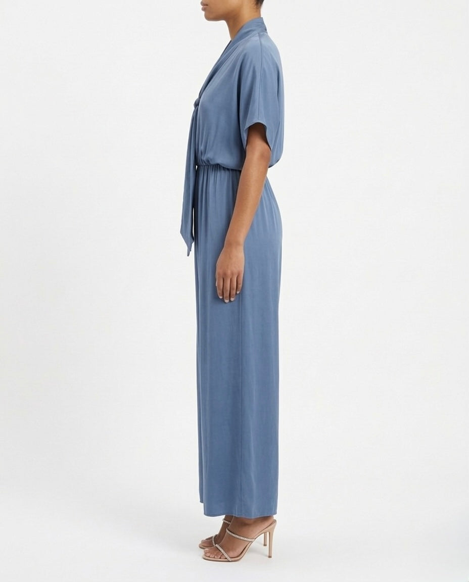 Tuta lunga in viscosa con fiocco al collo