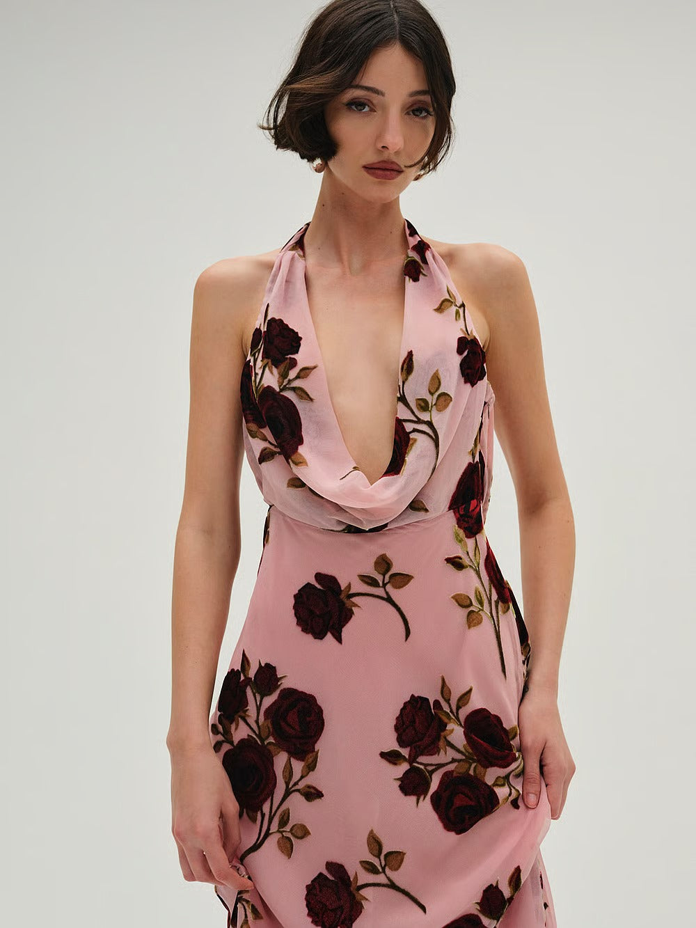 Abito lungo rosa con rose bordeaux e scollo all’americana