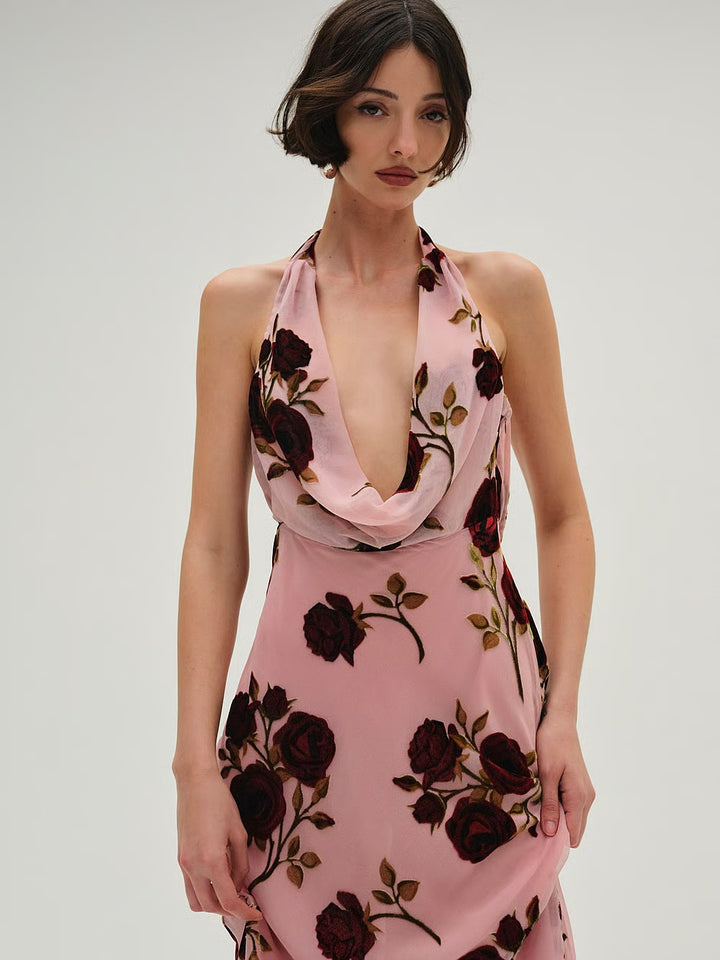 Abito lungo rosa con rose bordeaux e scollo all’americana