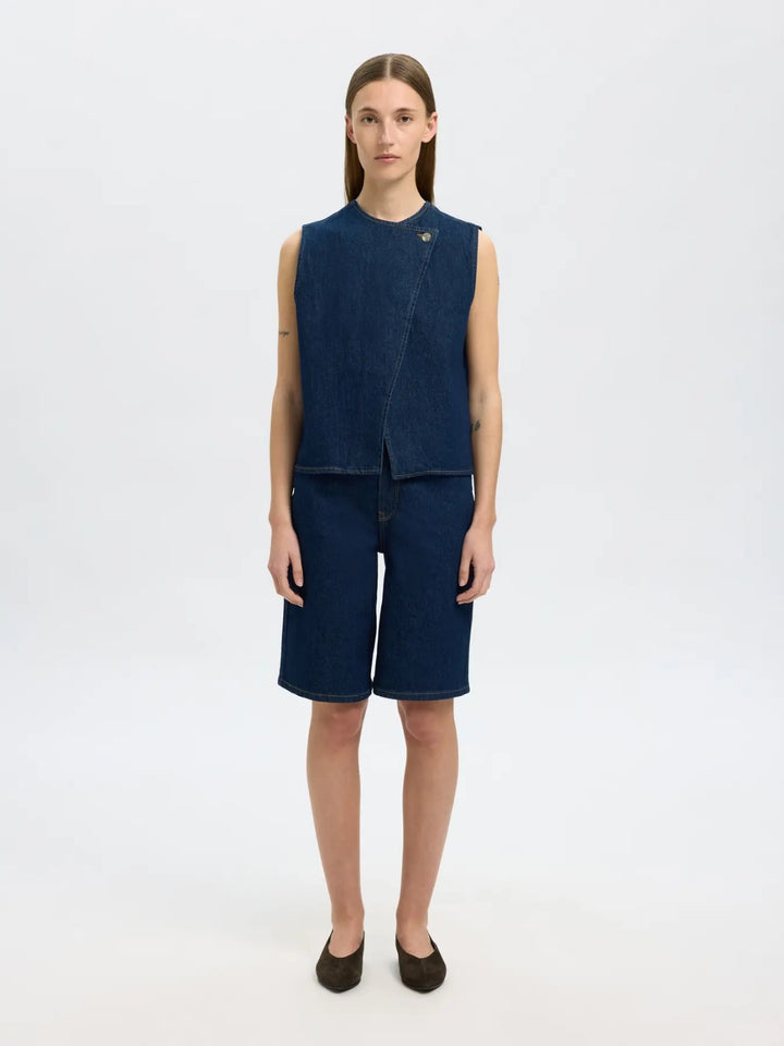 Top smanicato in denim con chiusura asimmetrica