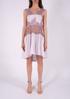 Abito corto in lino con ricami in pizzo e schiena scoperta