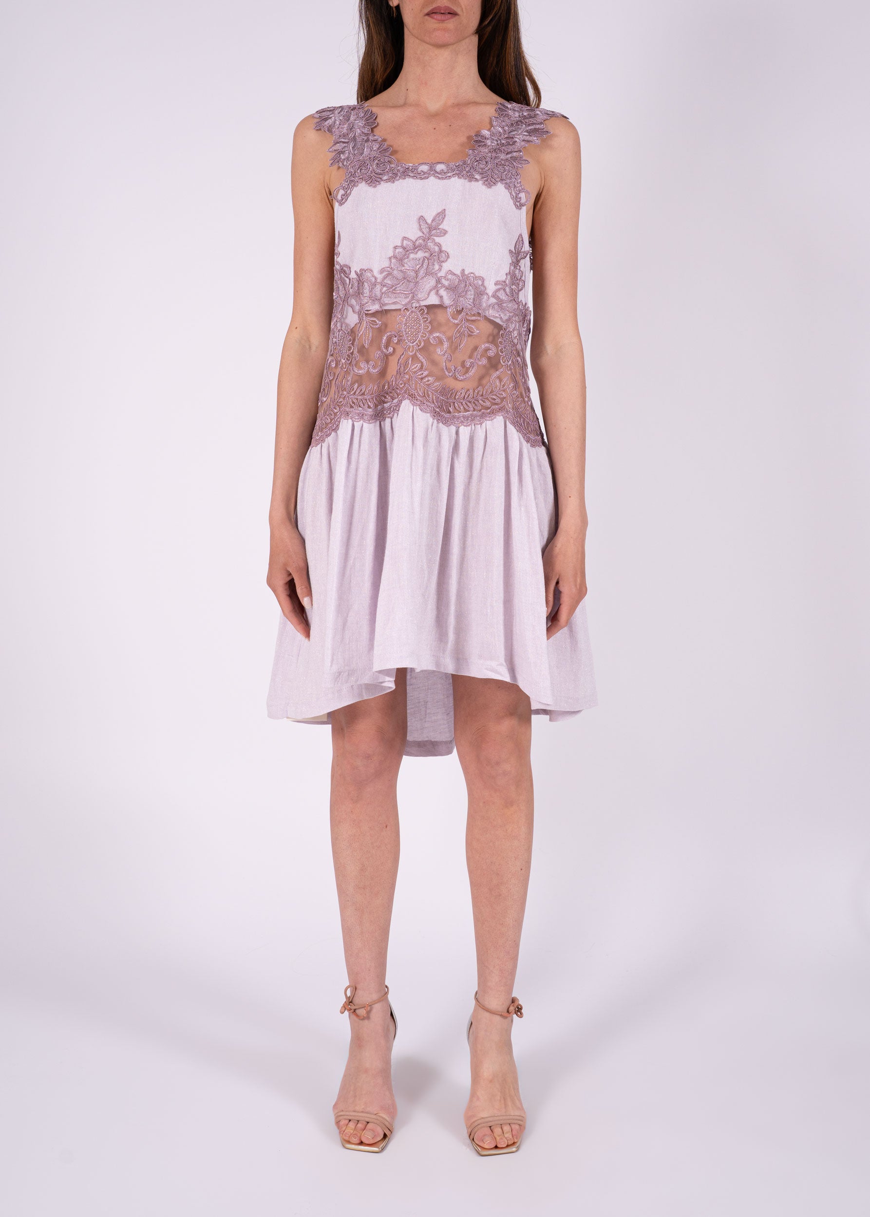 Abito corto in lino con ricami in pizzo e schiena scoperta