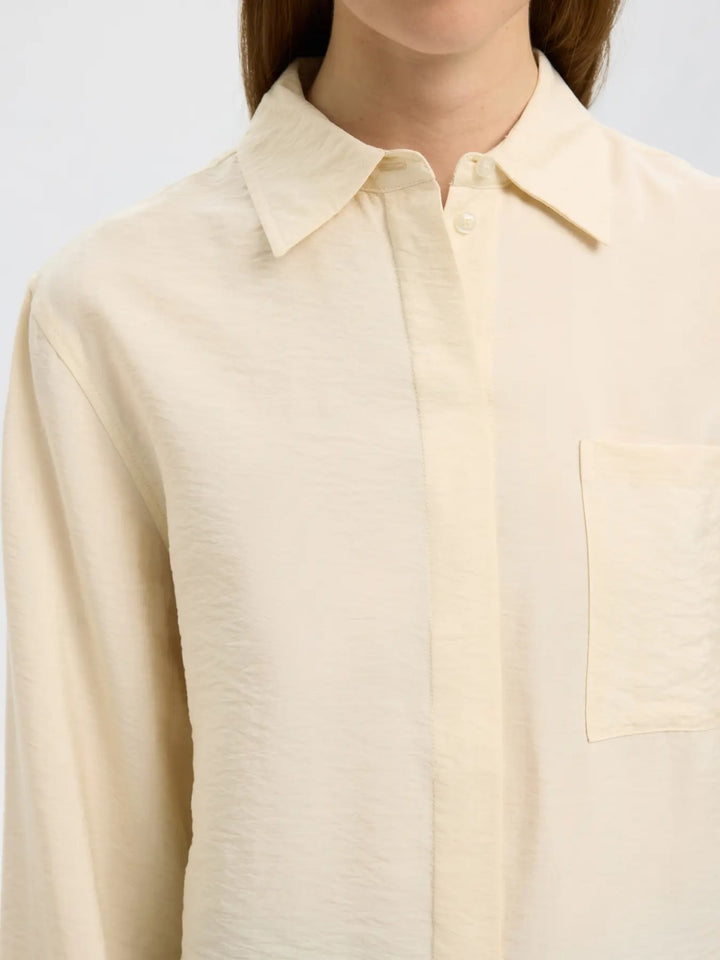 Camicia con taschino e maniche lunghe